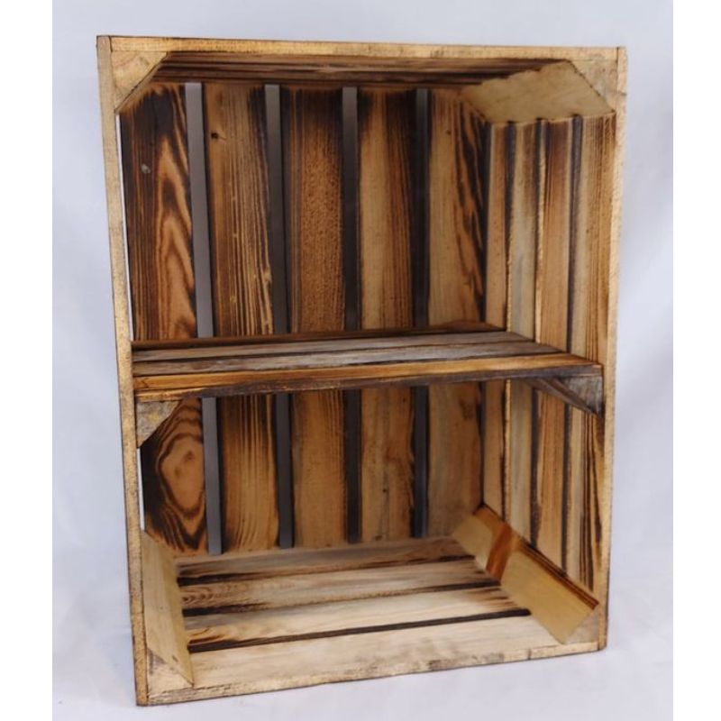Caisse en bois brûlée verticale